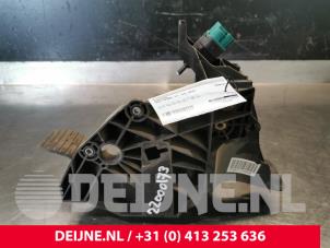 Używane Pedal hamulca Opel Vivaro 1.6 CDTI BiTurbo 120 Cena € 90,75 Z VAT oferowane przez van Deijne Onderdelen Uden B.V.