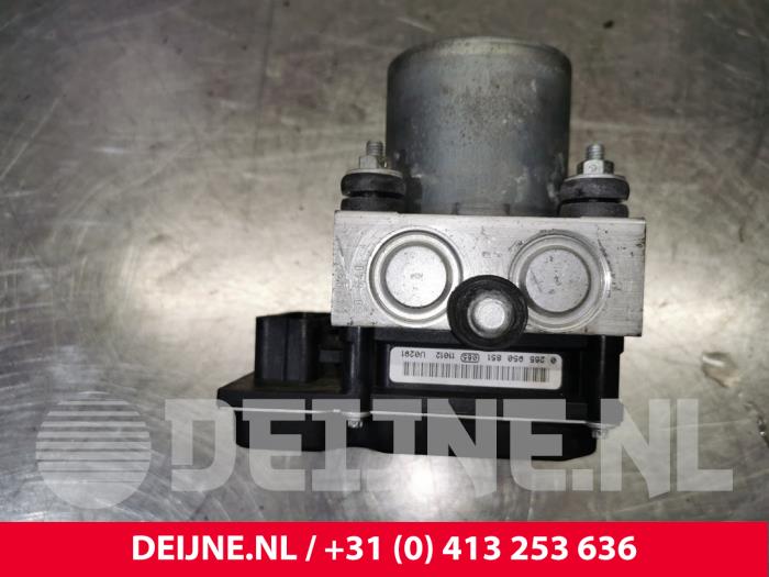 Usagé Bloc ABS Opel Movano Prix € 121,00 Prix TTC proposé par van Deijne Onderdelen Uden B.V.
