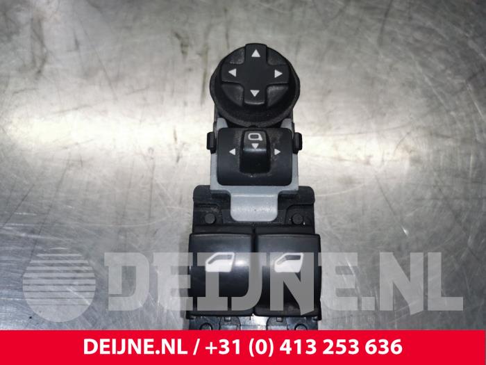 Usados Interruptor de ventanilla eléctrica Citroen Jumpy 1.5 Blue HDi 100 Precio € 36,30 IVA incluido ofrecido por van Deijne Onderdelen Uden B.V.