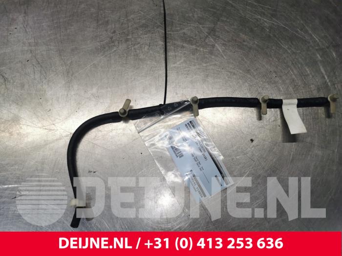 Brennstoff-Rücklaufleitung van een Mercedes-Benz Vito Tourer (447.7) 2.2 116 CDI 16V 2015