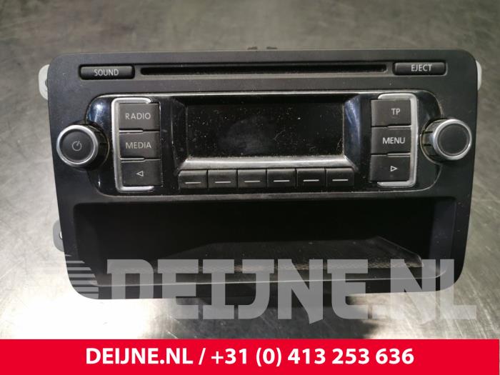 Radio from a Volkswagen Multivan T5 (7E/7HC/7HF/7HM) 2.0 TDI DRF 2014