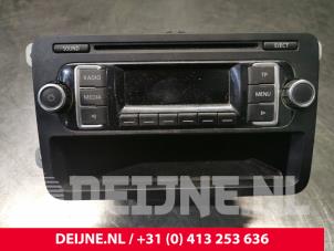Usagé Radio Volkswagen Multivan T5 (7E/7HC/7HF/7HM) 2.0 TDI DRF Prix € 121,00 Prix TTC proposé par van Deijne Onderdelen Uden B.V.