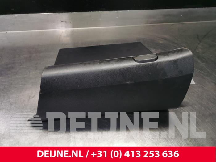 Begagnade Handskfack Citroen Jumpy 1.5 Blue HDi 100 Pris € 30,25 Inklusive moms erbjuds av van Deijne Onderdelen Uden B.V.