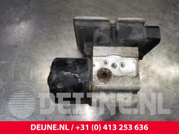 Używane Pompa ABS Renault Trafic New (FL) 1.9 dCi 100 16V Cena € 96,80 Z VAT oferowane przez van Deijne Onderdelen Uden B.V.