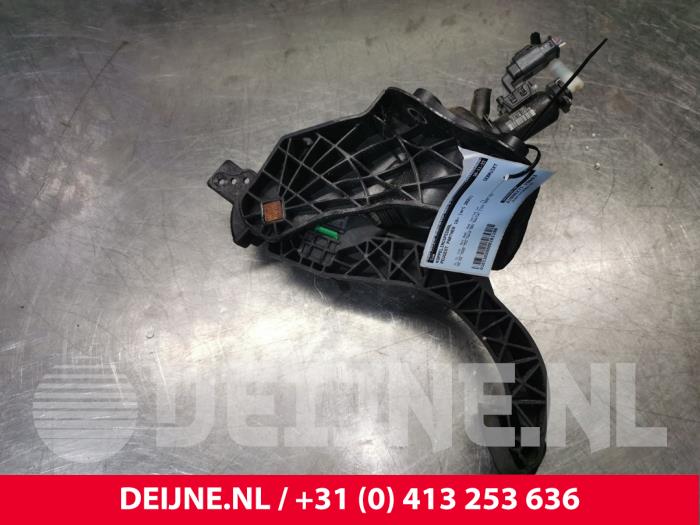 Clutch pedal from a Peugeot Partner (EF/EU) 1.5 BlueHDi 100 2021