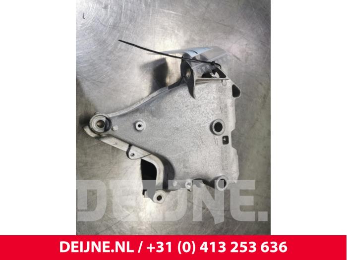 Usagé Support moteur Volkswagen Golf VIII (CD1) 1.5 eTSI 16V Prix € 25,00 Règlement à la marge proposé par van Deijne Onderdelen Uden B.V.