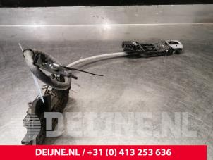 Gebrauchte Türschlossmechanik 2-türig links Volkswagen Caddy IV 2.0 TDI 102 Preis € 36,30 Mit Mehrwertsteuer angeboten von van Deijne Onderdelen Uden B.V.