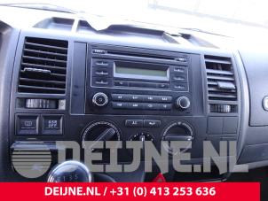 Usados Reproductor de radio y CD (varios) Volkswagen Transporter T5 2.5 TDi Precio de solicitud ofrecido por van Deijne Onderdelen Uden B.V.
