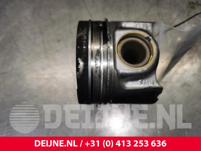Kolben van een Ford Transit 2.0 TDCi 16V Eco Blue 130 2019