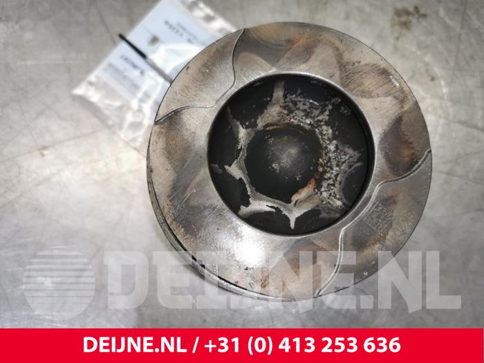 Kolben van een Ford Transit 2.0 TDCi 16V Eco Blue 130 2019