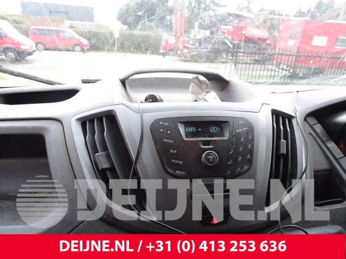 Radio, miscellaneous from a Ford Transit 2.2 TDCi 16V Euro 5 RWD 2014