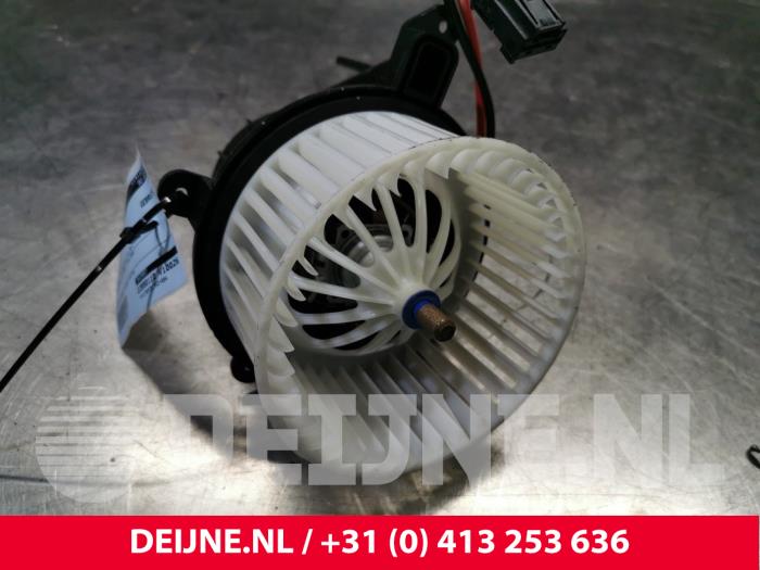 Heating and ventilation fan motor from a Volvo XC90 II 2.0 T8 16V Twin Engine AWD 2020