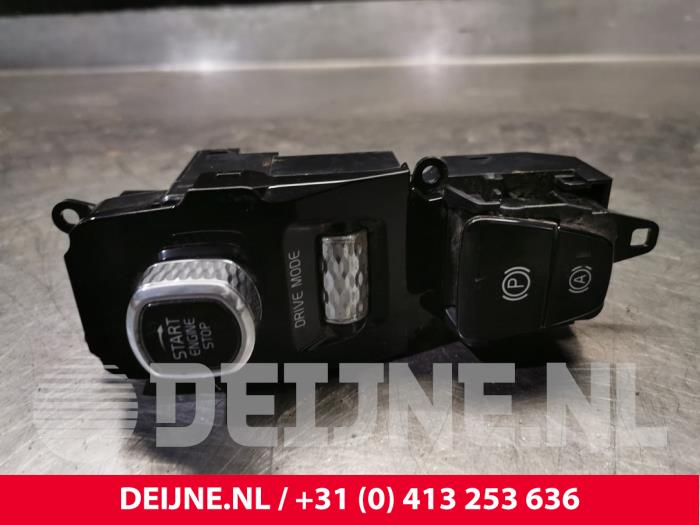 Usagé Commande start/stop Volvo XC90 II 2.0 T8 16V Twin Engine AWD Prix € 50,00 Règlement à la marge proposé par van Deijne Onderdelen Uden B.V.