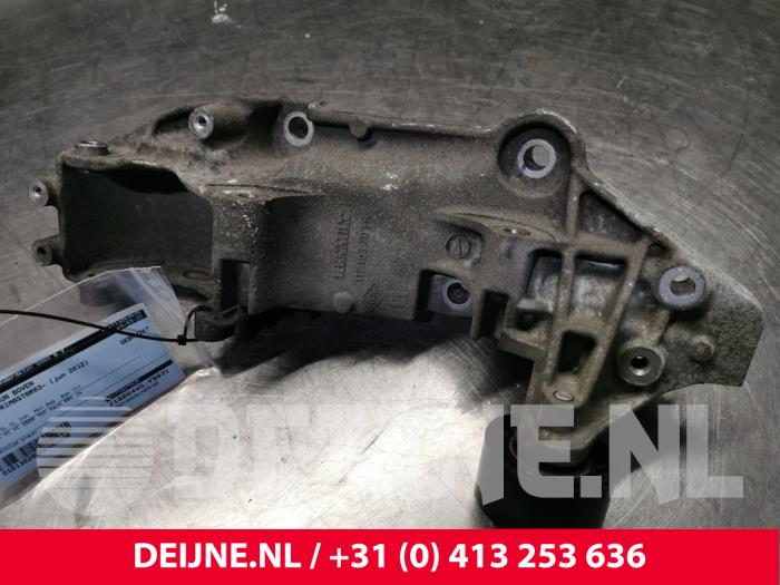 Gebrauchte Dynamostütze oben Nissan Primastar 2.0 dCi 90 Preis € 48,40 Mit Mehrwertsteuer angeboten von van Deijne Onderdelen Uden B.V.