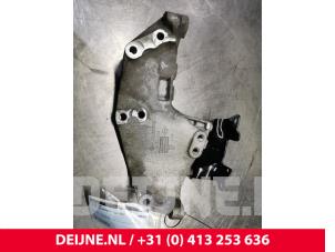 Used Engine mount Nissan Primastar 2.0 dCi 90 Price on request offered by van Deijne Onderdelen Uden B.V.