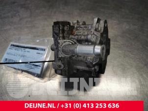 Używane Pompa wspomagania kierownicy Renault Master III (FD/HD) 2.5 dCi 120 FAP Cena € 121,00 Z VAT oferowane przez van Deijne Onderdelen Uden B.V.