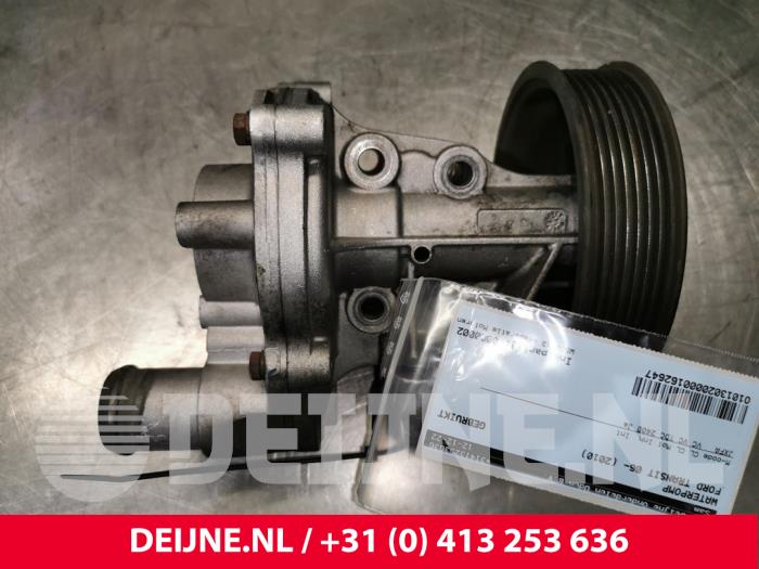Usagé Pompe à eau Ford Transit Prix € 72,60 Prix TTC proposé par van Deijne Onderdelen Uden B.V.