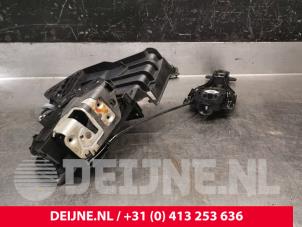 Używane Mechanizm blokady drzwi prawych przednich wersja 4-drzwiowa Volvo V60 I (FW/GW) 2.0 D4 16V Cena € 75,00 Procedura marży oferowane przez van Deijne Onderdelen Uden B.V.