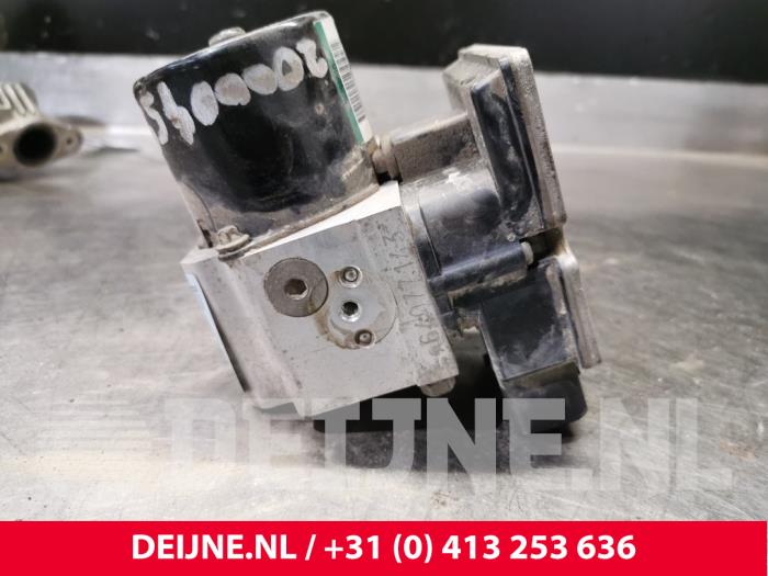 Używane Pompa ABS Renault Master II (ED/HD/UD) 3.0 dCi 16V 140 Cena € 24,20 Z VAT oferowane przez van Deijne Onderdelen Uden B.V.