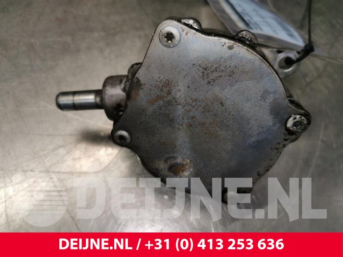 Vacuum pump (diesel) from a Mercedes-Benz Sprinter 3,5t (906.13/906.23) 314 CDI 16V 2017