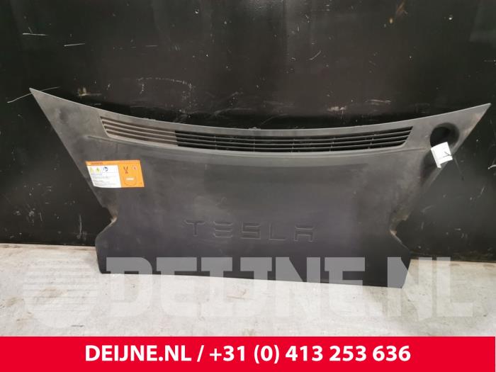 Gebrauchte Abdeckplatte sonstige Tesla Model S 100D Preis € 121,00 Mit Mehrwertsteuer angeboten von van Deijne Onderdelen Uden B.V.