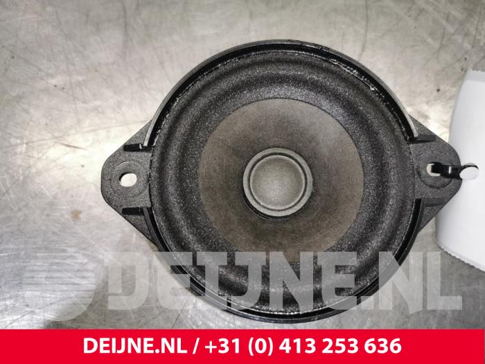 Używane Glosnik Tesla Model S Cena € 12,10 Z VAT oferowane przez van Deijne Onderdelen Uden B.V.