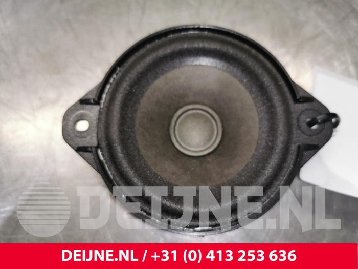 Używane Glosnik Tesla Model S Cena € 18,15 Z VAT oferowane przez van Deijne Onderdelen Uden B.V.
