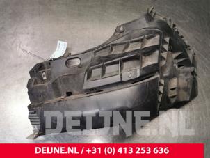Używane Wspornik zderzaka lewy przód Renault Trafic New (FL) 2.5 dCi 16V 145 Cena € 30,25 Z VAT oferowane przez van Deijne Onderdelen Uden B.V.