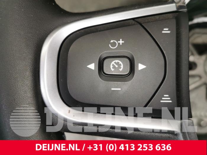 Steering wheel from a Volvo V60 II (ZW) 2.0 B3 16V Mild Hybrid Geartronic 2022