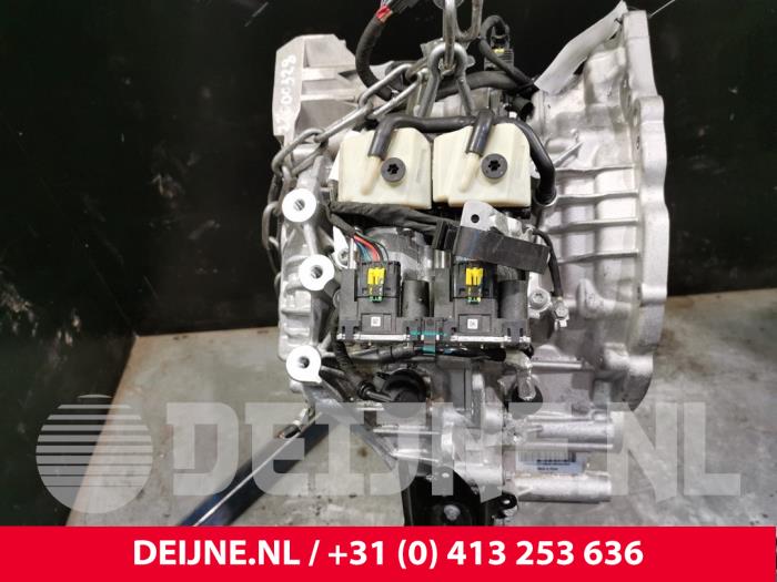 Gearbox from a Volvo V60 II (ZW) 2.0 B3 16V Mild Hybrid Geartronic 2022