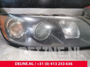 Używane Reflektor prawy Volvo V50 (MW) 1.8 16V Cena na żądanie oferowane przez van Deijne Onderdelen Uden B.V.
