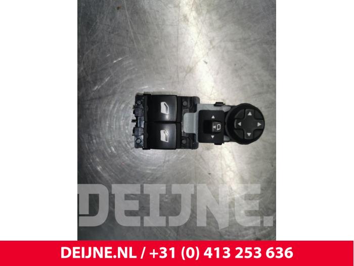 Usados Interruptor de ventanilla eléctrica Citroen Jumpy 2.0 Blue HDI 120 Precio € 36,30 IVA incluido ofrecido por van Deijne Onderdelen Uden B.V.