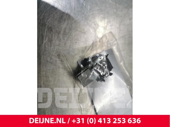 Używane Przelacznik Start/Stop Opel Combo Cargo 1.5 CDTI 75 Cena € 24,20 Z VAT oferowane przez van Deijne Onderdelen Uden B.V.