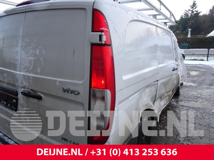 Feu arrière droit d'un Mercedes-Benz Vito (639.6) 2.2 116 CDI 16V Euro 5 2012