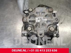 Usados Bomba de dirección asistida Ford Transit Connect 1.8 Tddi Precio € 60,50 IVA incluido ofrecido por van Deijne Onderdelen Uden B.V.