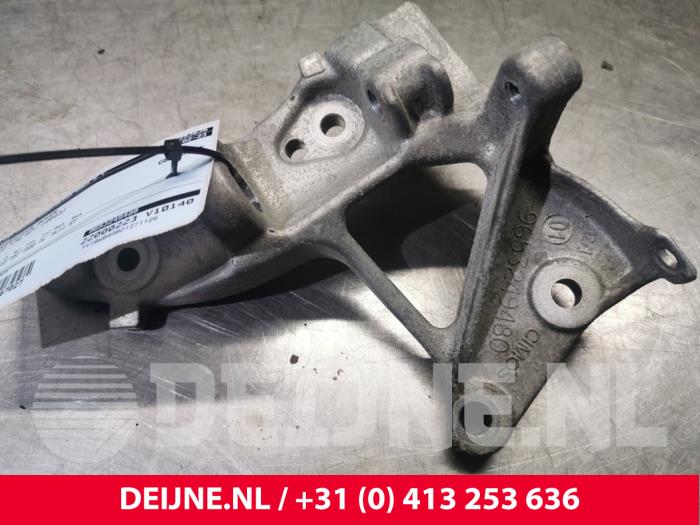 Usagé Support dynamo haut Volvo V70 (BW) 1.6 DRIVe,D2 Prix € 20,00 Règlement à la marge proposé par van Deijne Onderdelen Uden B.V.