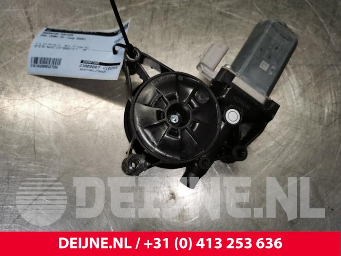 Usados Motor de ventanilla de puerta Opel Combo Cargo 1.5 CDTI 75 Precio € 60,50 IVA incluido ofrecido por van Deijne Onderdelen Uden B.V.