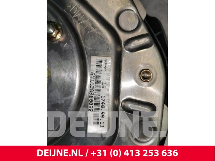 Left airbag (steering wheel) from a Mercedes-Benz Sprinter 2t (901/902) 211 CDI 16V 2003