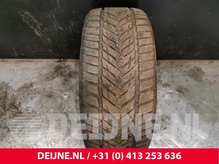 Używane Opona zimowa Cena € 50,00 Procedura marży oferowane przez van Deijne Onderdelen Uden B.V.