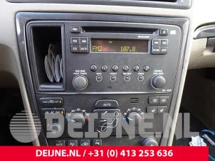 Używane Radio Rózne Volvo V70 (SW) 2.4 20V 170 Cena na żądanie oferowane przez van Deijne Onderdelen Uden B.V.