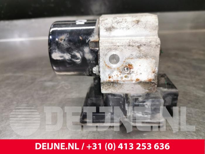 Używane Pompa ABS Nissan Interstar (X70) 3.0 dCi 16V Cena € 121,00 Z VAT oferowane przez van Deijne Onderdelen Uden B.V.