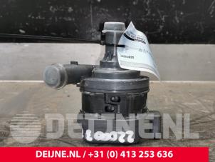 Usagé Pompe à eau Volvo V60 II (ZW) 2.0 B3 16V Mild Hybrid Prix € 100,00 Règlement à la marge proposé par van Deijne Onderdelen Uden B.V.
