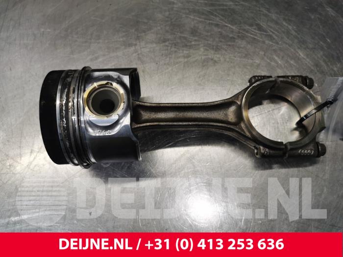 Usados Pistón Volkswagen Crafter 2.5 TDI 30/32/35/46/50 Precio € 181,50 IVA incluido ofrecido por van Deijne Onderdelen Uden B.V.