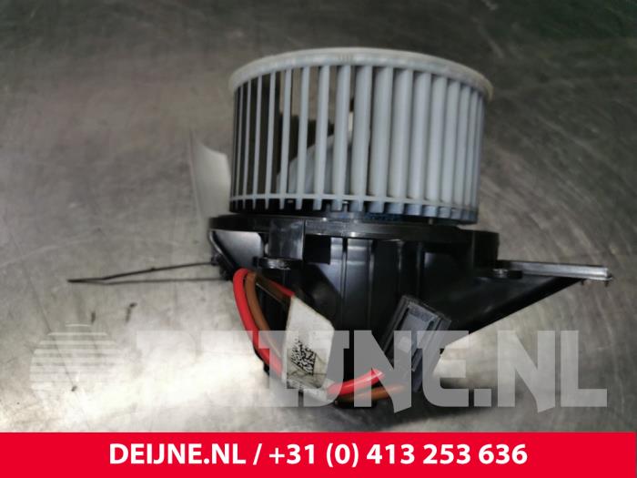 Heating and ventilation fan motor from a Mercedes-Benz Vito (447.6) 2.2 114 CDI 16V 2018