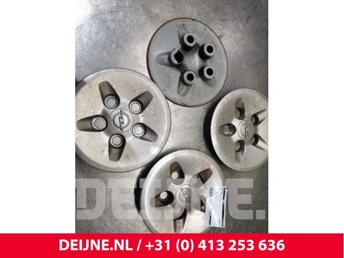 Używane Kolpak Opel Combo 1.3 CDTI 16V ecoFlex Cena € 18,15 Z VAT oferowane przez van Deijne Onderdelen Uden B.V.