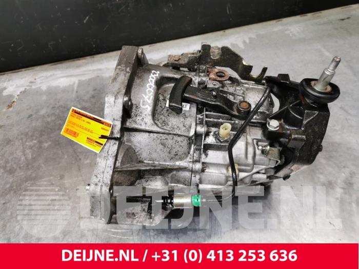 Gearbox from a Renault Master III (FD/HD) 2.5 dCi 16V 2004