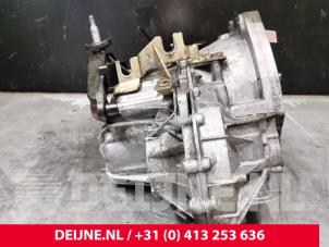 Używane Skrzynia biegów Renault Master III (FD/HD) 2.5 dCi 16V Cena € 605,00 Z VAT oferowane przez van Deijne Onderdelen Uden B.V.