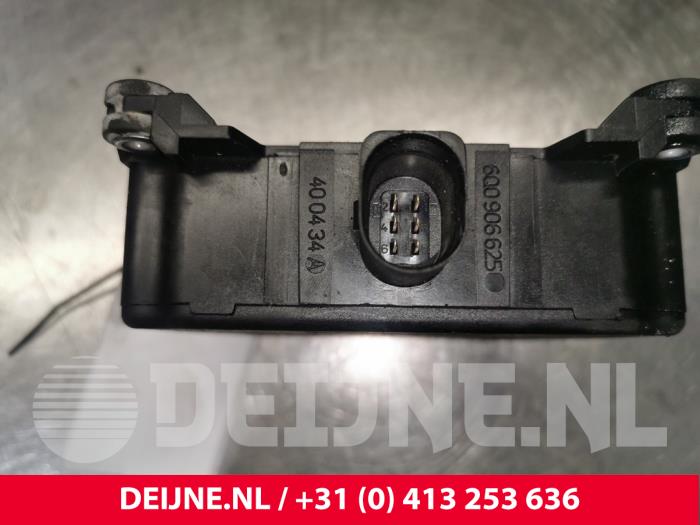 Vacuum relay from a Volkswagen CrossPolo (9N3) 1.4 16V 100 2008