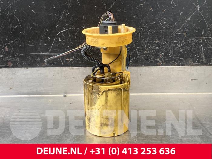 Usagé Pompe à carburant Volkswagen Transporter T5 2.5 TDi Prix € 42,35 Prix TTC proposé par van Deijne Onderdelen Uden B.V.