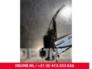 Used Windscreen washer pump Opel Vivaro B 1.6 CDTI Biturbo 125 Price € 36,30 Inclusive VAT offered by van Deijne Onderdelen Uden B.V.